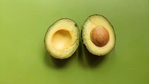 Avocado cut in half 库存影片 143559212