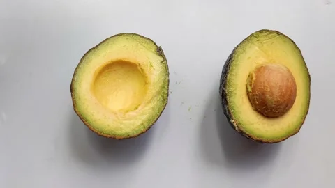 Avocado cut in half 库存影片 143559472