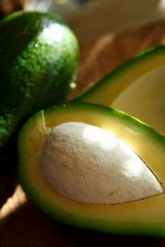 Avocado with pit (close up) 库存照片