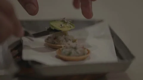 Avocado placed on small tarts Vidéo 335703105