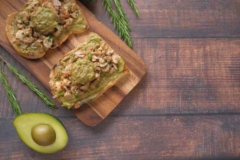 Avocado on slice of a brown bread on table Foto stock