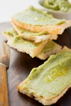 Avocado spread on bread 库存照片
