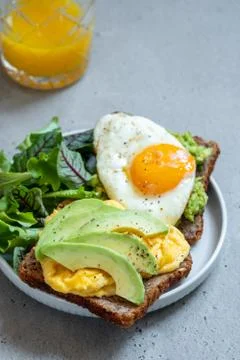Avocado toast with Egg Stock-Fotos