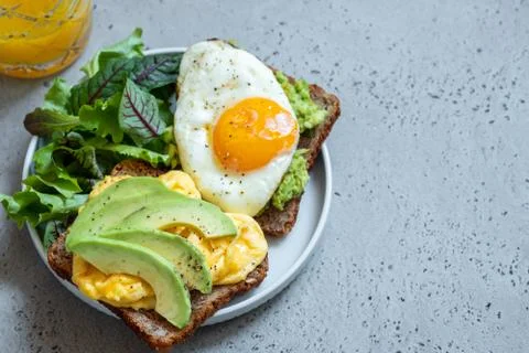 Avocado toast with Egg Stock-Fotos