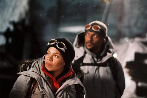  AVP: Alien vs. Predator (2004) - filmstill Sanaa Lathan &amp; Colin Salmon in... Stock Photos