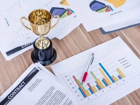 Award trophy on working table with document and contract Foto stock