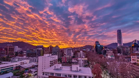 Awe time lapse with the clouds moving across Santiago de Chile city skyline. Vídeos de archivo 139541919