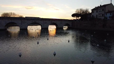 Awesome Drone Video of Sunset over Ponte di Tiberio in Rimini, Italy Vídeo Stock 150604037