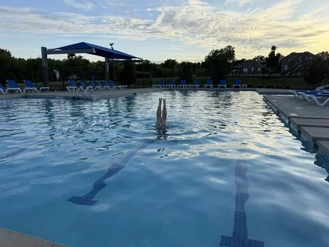 Awesome Handstand in the Pool Stockfoto's