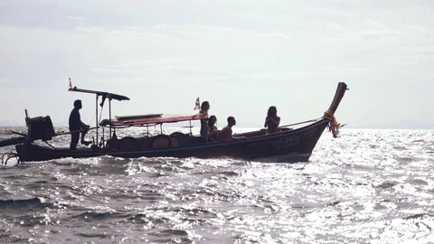 Awesome LONG BOAT sailing on the PHI PHI islands. CINEMATIC Stockbeeldmateriaal 124932134