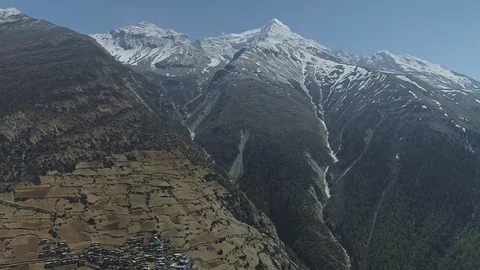 Awesome panorama, lost in mountains secluded Ghyaru village, snowy Pisang Peak Stock Footage 124684518