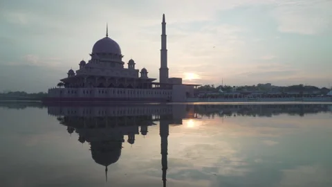 Awesome view of the Putra Mosque at sunrise, Putrajaya, Malaysia Vídeos de archivo 331186229