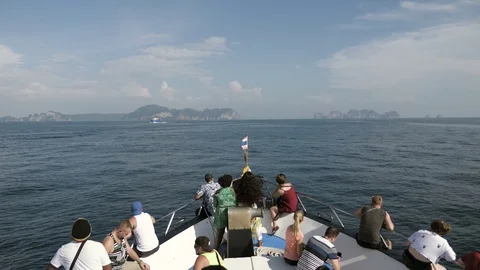 AWESOME VIEWS OF THE FERRY REACHING PHI PHI ISLANDS, THAILANDIA Stockbeeldmateriaal 124928024