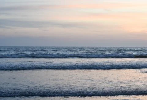 Awesome waves hitting on the beach during early evening Foto stock