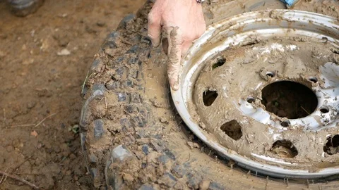 With an ax they hit the disk of the disassembled wheel in order to level it Vídeos de archivo 117133727