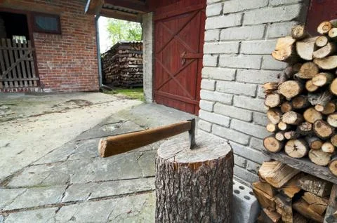 Axe and barn Фото