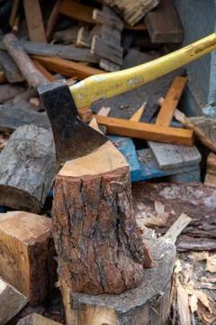 Axe with sharp blade to cut wood  for a  fireplace for heating during wintert Foto stock