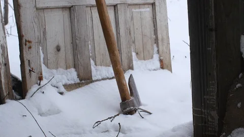 Axe In The Snow Stockbeeldmateriaal 87699292