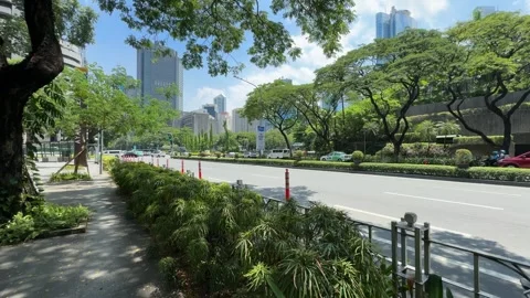 Ayala Avenue low angle view with center island greenery and skyscrapers 4k Vídeos de archivo 337443118