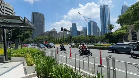 Ayala Avenue traffic with speeding motorcycle and Makati skyscrapers 4k Vídeos de archivo 337442902