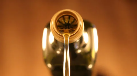 Azeite caindo Stock Footage 35312787