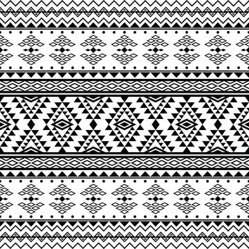 Aztec ethnic tribal seamless pattern with geometric shapes in black and white. Illustrazione stock