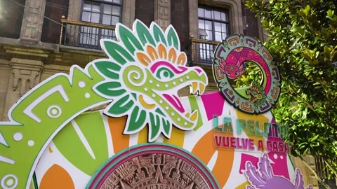Aztec-style dragon celebrating the World Cup 2026 in Mexico City on a building Vídeos de archivo 345953667