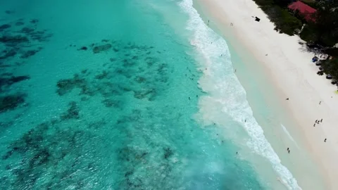 Azure beach with big waves from a height Vídeo Stock 167705386