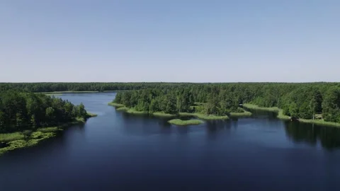 An azure lake surrounded by a dense forest and dotted with small islands. A Vídeo Stock 196148285