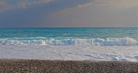 The azure Pacific Ocean washes against the gravel beaches of Qixingtan Beac.. 库存影片 332500309
