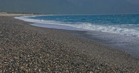 The azure Pacific Ocean washes against the gravel beaches of Qixingtan Beac.. 库存影片 332502553