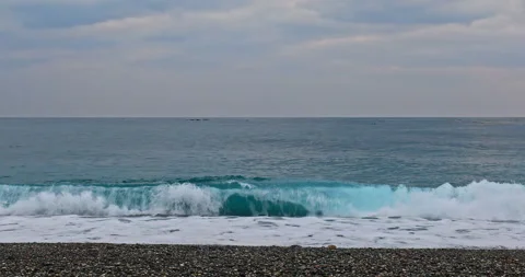 The azure Pacific Ocean washes against the gravel beaches of Qixingtan Beac.. 库存影片 332503252