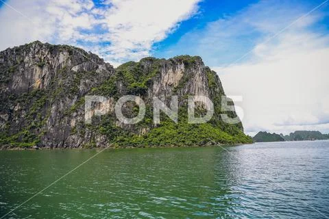 Azure water of the Ha Long Bay at the Gulf of Tonkin of the South China Sea Stock Photos