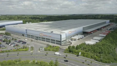 B and Q Distribution Warehouse in Swindon Vídeos de archivo 130453281
