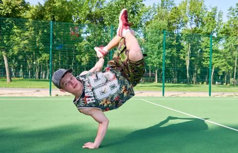 B-boy doing stunt trick on basketball field with ball Foto stock