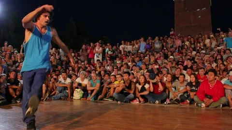A b-boy performing outside Vídeo Stock 65247128