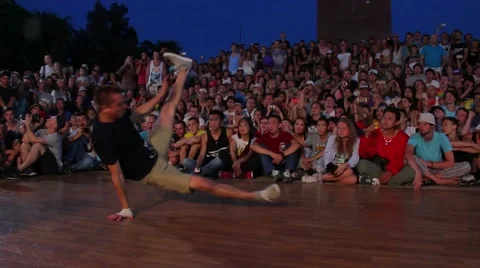 B-boy performing. Power move Vídeo Stock 52570538