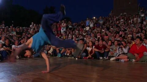 B-boy performing. Power move Vídeo Stock 55818287