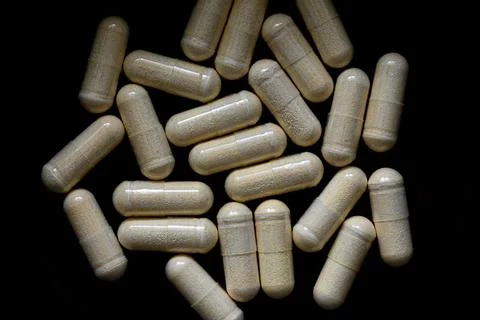 B-complex pills on a dark background, biologically active supplements 库存照片