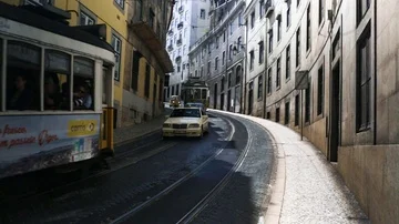 B-roll atmosphere shot of live spiral road in Lisbon - traffic Stock-Footage 85738996