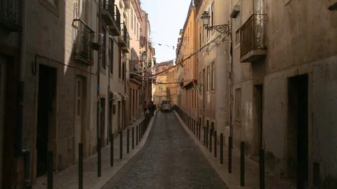 B-roll atmosphere shot of narrow alley with rickshaw Stock-Footage 85739176