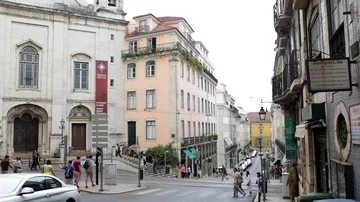 B-roll atmosphere shot of people walking through streets of Lisbon Stock-Footage 85739443