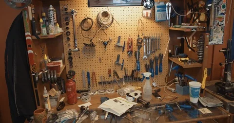 B Roll Of Tools On A Shelf Vídeo Stock 105871617