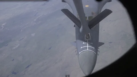 B1 Lancer aerial refuel Stockbeeldmateriaal 111811681