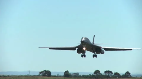 B1 Lancer Landing 스톡 동영상 7898311