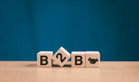 B2B commerce marketing concept. Computer software research B2B icon on wooden Foto stock