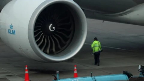B777 KLM spinning engine and service engineer - Schiphol airport terminal Video stock 131004916