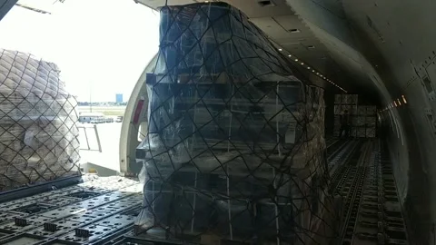 B777F Loading operation, loading pallets 库存影片 133716624