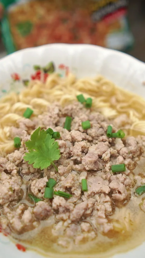 Ba Mee Moo Sab Kueng Samret Roop, Thai instant noodle preparation with seasoning Stock Footage 337535699
