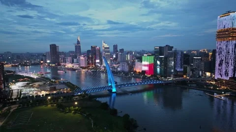 Ba Son Bridge Illuminated at Twilight over Saigon River, Ho Chi Minh City Vidéo 340972383